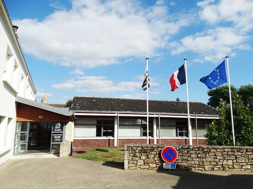 photo représentant la façade extérieure de la mairie de Brec'h