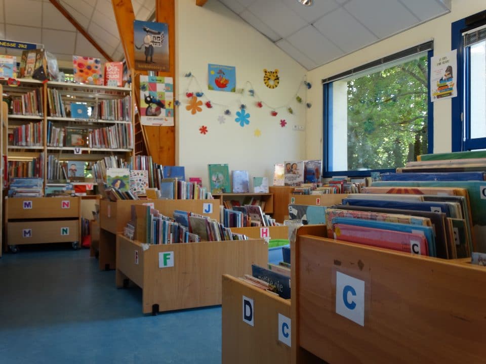 Photo représentant l'espace lecture jeunesse de la médiathèque