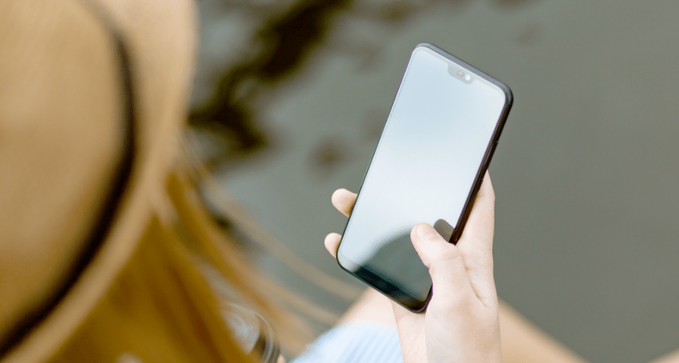 Image représentant une femme de dos utilisant son smartphone