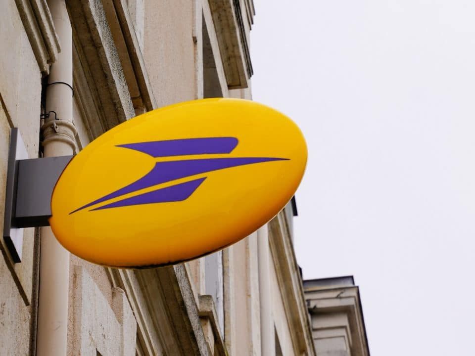 Photo représentant l'enseigne de La Poste, installée sur le pignon d'une façade