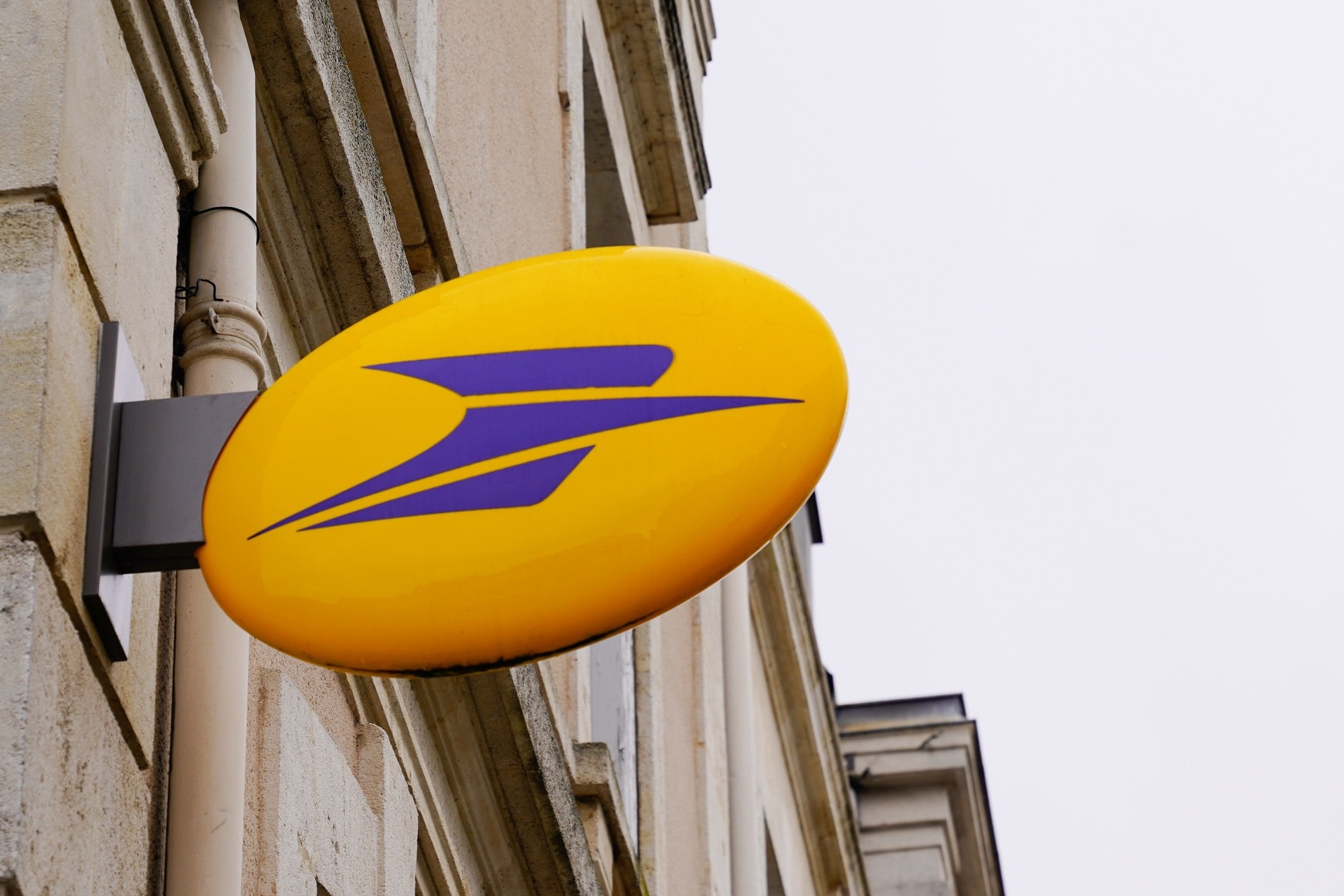 Photo représentant l'enseigne de La Poste, installée sur le pignon d'une façade