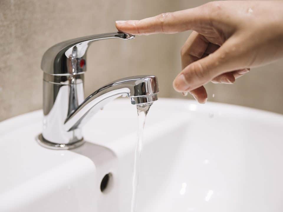 Photo représentant un robinet d'où s'écoule de l'eau