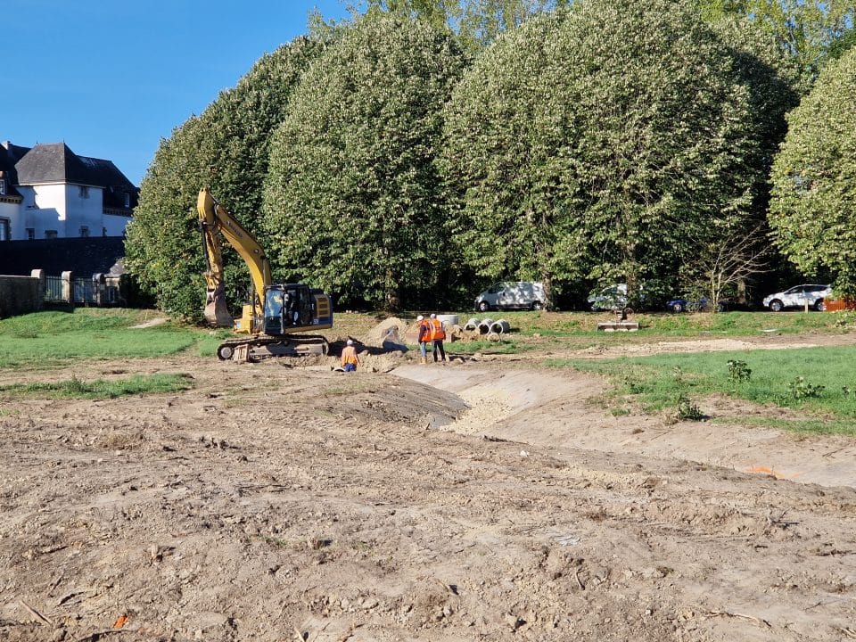 Travaux de reméandrage du cours d'eau de la zone humide de la Chartreuse, menés par la Ville et AQTA (Auray Quiberon Terre Atlantique) à l'automne 2022.