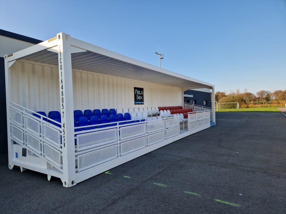 Photo représentant la tribune extérieure, située au complexe sportif Brec'h et réalisée à partir d'un ancien container.