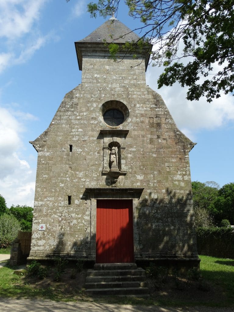 Photo représentant la façade extérieure de la chapelle St-Quirin de Brec'h.